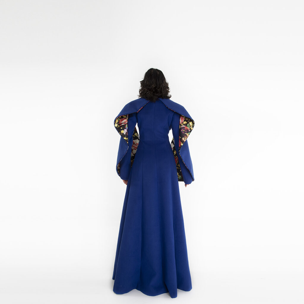cappotto donna su misura in lana blu lungo e tessuto interno stampato a fiori autunno inverno 2