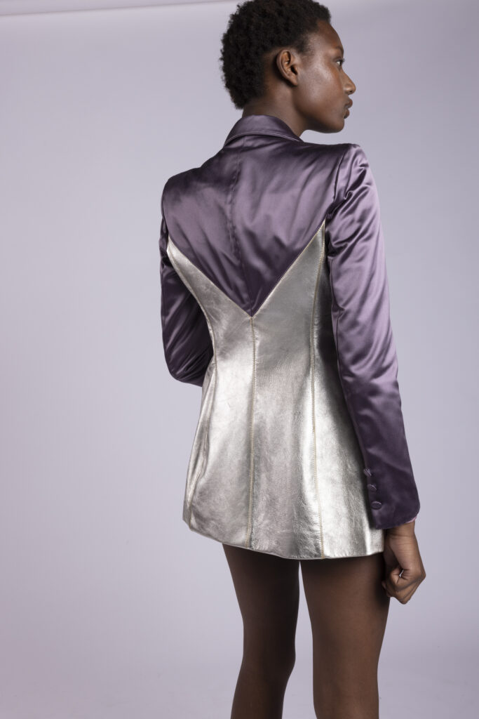 tailleur da donna su misura con giacca mono petto in cady glicine e insserti in pelle argento specchiata abbinato con bermuda e primavera estate 3
